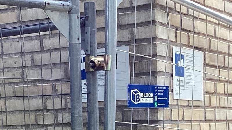 Hochsicherheitsschelle am Bauzaun – manipulationssichere Verbindung von BLOCK Bauzäune